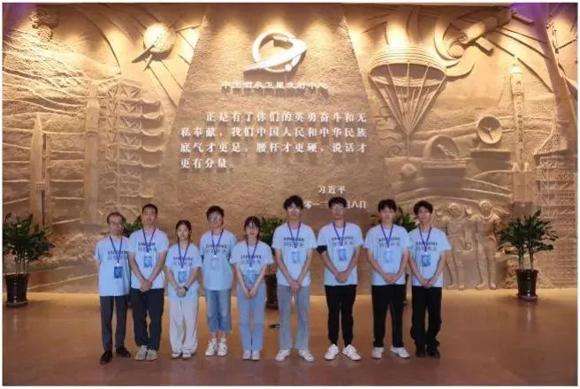 航天主题展厅中的团队合影