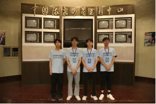 科研机构展厅前的团队合影